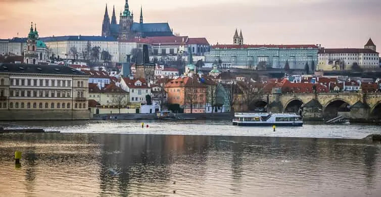 Prag Gece Manzaralı Nehir Turu ile Sesli Rehber