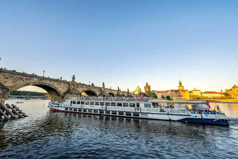 Prag Gece Turu, Açık Büfe Akşam Yemeği ve Canlı Müzik ile