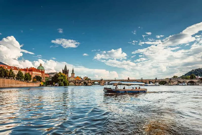 Prag'da Şeytan Kanalı'na Gezi Teknesi