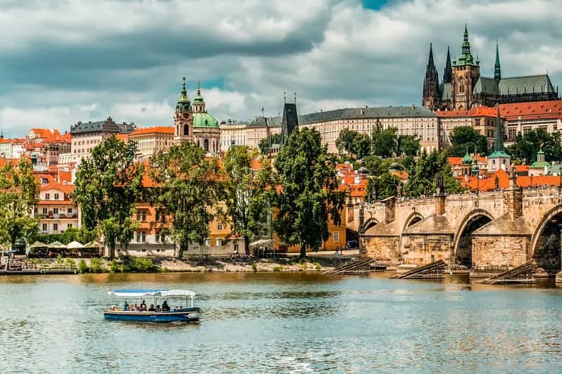 Prag'da Şeytan Kanalı'na Gezi Teknesi