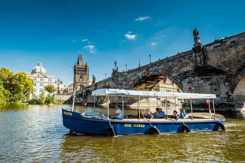 Prag'da Şeytan Kanalı'na Gezi Teknesi