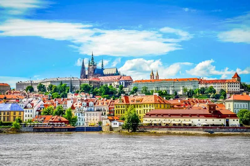 Prag'da Şeytan Kanalı'na Gezi Teknesi