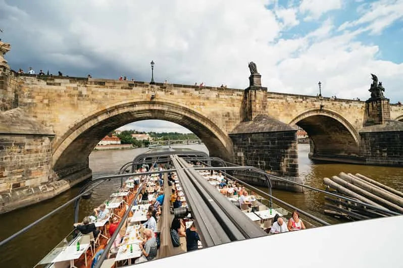 Prag Vltava Nehri Cam Bot Görünümleri ile Öğle Yemeği Turu