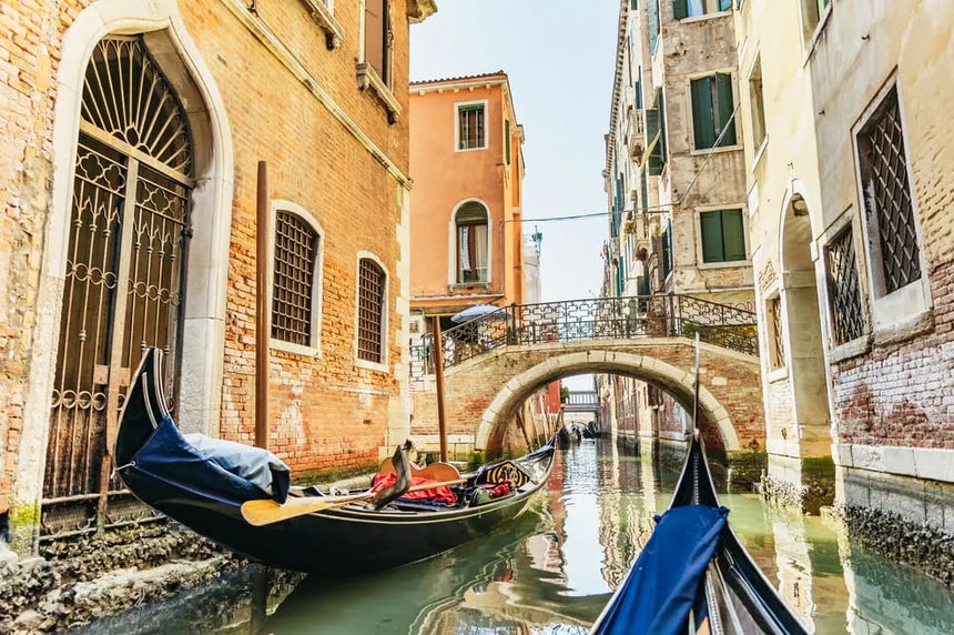 Private Venice Gondola Ride with Stunning Venice Landmarks