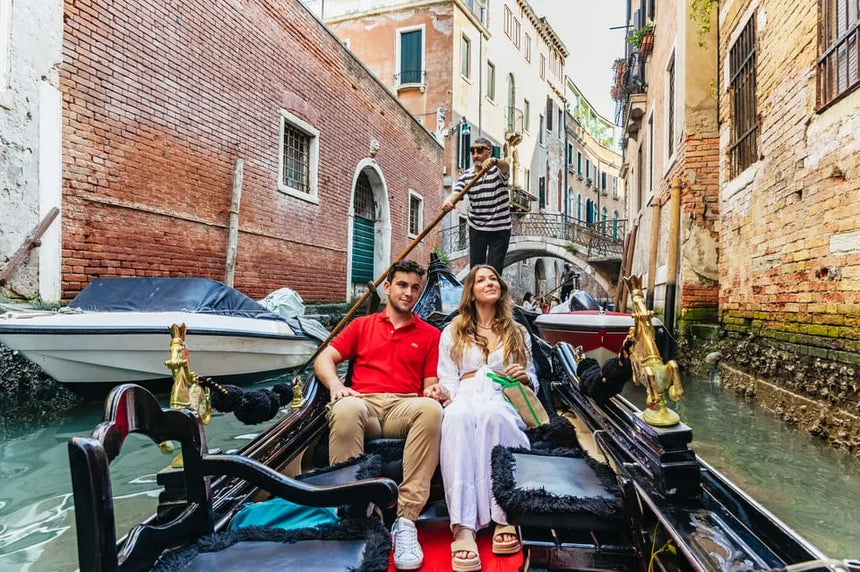 Private Venice Gondola Ride with Stunning Venice Landmarks