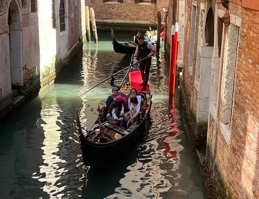 Venice Gondola Ride with Grand Canal and Live Commentary