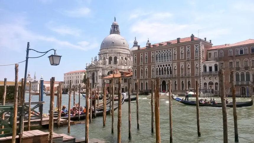 Venice Gondola Tour with Romantic Serenade by Local Musicians