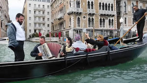 Venice Gondola Tour with Romantic Serenade by Local Musicians